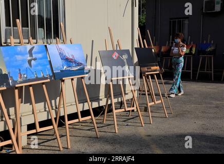 210803 -- BEIRUT, 3. Aug. 2021 -- Eine Frau besucht Eine Fotoausstellung anlässlich des ersten Jahrestages der verheerenden Havarie von Beirut im Hauptquartier der Beirut Feuerwehr in Beirut, Libanon, am 3. Aug. 2021. LIBANON-BEIRUT-PORT-EXPLOSION-JAHRESTAG-FOTOSHOW LIUXZONGYA PUBLICATIONXNOTXINXCHN Stockfoto