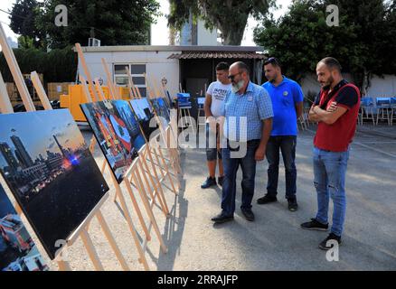 210803 -- BEIRUT, 3. August 2021 -- Menschen besuchen eine Fotoausstellung anlässlich des ersten Jahrestages der verheerenden Havarie in Beirut, am 3. August 2021 im Hauptquartier der Beirut Feuerwehr in Beirut, Libanon. LIBANON-BEIRUT-PORT-EXPLOSION-JAHRESTAG-FOTOSHOW LIUXZONGYA PUBLICATIONXNOTXINXCHN Stockfoto