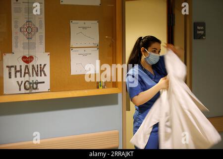 210804 -- BEIRUT, 4. Aug. 2021 -- Pamela Zeinoun ist bei der Arbeit in St. George Hospital, Beirut, Libanon, am 30. Juli 2021. Ein Jahr nachdem die tödlichen Explosionen den Hafen von Beirut erschütterten, äußerte Pamela Zeinoun, die 26-jährige Krankenschwester, die das Leben von drei Babys rettete, ihre beiden Erwartungen. Ich hoffe, dass wir den Menschen, die von den Explosionen betroffen waren, Gerechtigkeit bringen können, und diejenigen, die ihre Geliebten verloren haben, können irgendwie erleichtert werden, sagte Zeinoun. Unterdessen erwartete sie, dass künftige Generationen nicht die gleichen schrecklichen Umstände erleben würden, unter denen die Libanesen derzeit leiden. Am 4. Aug. 2020 wurde die BU Stockfoto