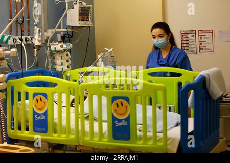 210804 -- BEIRUT, 4. Aug. 2021 -- Pamela Zeinoun ist bei der Arbeit in St. George Hospital, Beirut, Libanon, am 30. Juli 2021. Ein Jahr nachdem die tödlichen Explosionen den Hafen von Beirut erschütterten, äußerte Pamela Zeinoun, die 26-jährige Krankenschwester, die das Leben von drei Babys rettete, ihre beiden Erwartungen. Ich hoffe, dass wir den Menschen, die von den Explosionen betroffen waren, Gerechtigkeit bringen können, und diejenigen, die ihre Geliebten verloren haben, können irgendwie erleichtert werden, sagte Zeinoun. Unterdessen erwartete sie, dass künftige Generationen nicht die gleichen schrecklichen Umstände erleben würden, unter denen die Libanesen derzeit leiden. Am 4. Aug. 2020 wurde die BU Stockfoto