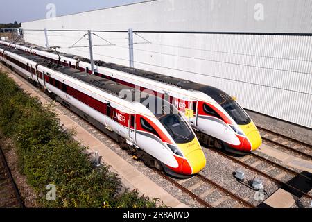 DONCASTER, GROSSBRITANNIEN – 6. SEPTEMBER 2023. Luftaufnahme der neuen Hitachi Azuma AT300 Intercity-Personenzüge in LNER-Lackierung auf dem Wartungsdepot in Donca Stockfoto