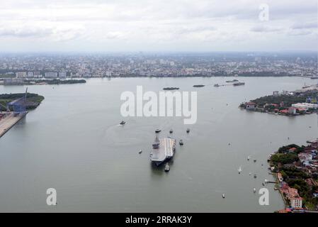 210804 -- KOCHI, 4. August 2021 -- Indiens erster einheimisch konstruierter und gebauter Flugzeugträger Vikrant beginnt seine Seetests vor der Küste von Kochi im südlichen Bundesstaat Kerala, Indien, 4. August 2021. Der Flugzeugträger ist das größte im Land gebaute Kriegsschiff mit einer Verdrängung von etwa 40.000 Tonnen. Sie ist 262 Meter lang, 62 Meter breit und 59 Meter hoch, einschließlich des Aufbaus. Uni über Xinhua INDIA-KERALA-FLUGZEUGTRÄGER-SEEVERSUCHE JavedxDar PUBLICATIONxNOTxINxCHN Stockfoto