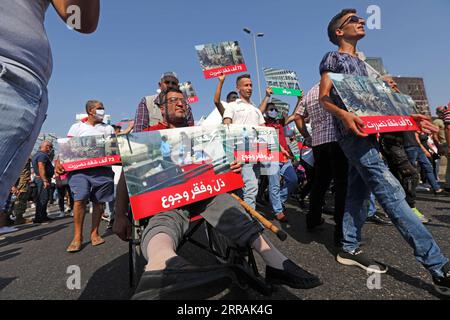 210804 -- BEIRUT, 4. August 2021 -- am 4. August 2021 nehmen Menschen an einem Protest in der Nähe des Hafens von Beirut, Libanon, Teil. Mehrere Massenproteste brachen im Libanon aus, vor allem im Hafen von Beirut, wo anlässlich des ersten Jahrestages der Beirut-Blasten Gerechtigkeit für die Opfer gefordert wurde, berichtete der lokale Fernsehsender al-Jadeed. LIBANON-BEIRUT-BLASTS-JAHRESTAG-PROTEST BilalxJawich PUBLICATIONxNOTxINxCHN Stockfoto