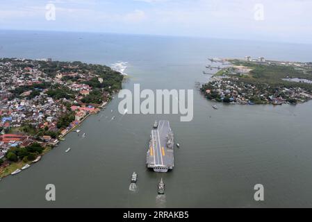 210804 -- KOCHI, 4. August 2021 -- Indiens erster einheimisch konstruierter und gebauter Flugzeugträger Vikrant beginnt seine Seetests vor der Küste von Kochi im südlichen Bundesstaat Kerala, Indien, 4. August 2021. Der Flugzeugträger ist das größte im Land gebaute Kriegsschiff mit einer Verdrängung von etwa 40.000 Tonnen. Sie ist 262 Meter lang, 62 Meter breit und 59 Meter hoch, einschließlich des Aufbaus. Uni über Xinhua INDIA-KERALA-FLUGZEUGTRÄGER-SEEVERSUCHE JavedxDar PUBLICATIONxNOTxINxCHN Stockfoto