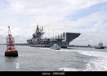 210804 -- KOCHI, 4. August 2021 -- Indiens erster einheimisch konstruierter und gebauter Flugzeugträger Vikrant beginnt seine Seetests vor der Küste von Kochi im südlichen Bundesstaat Kerala, Indien, 4. August 2021. Der Flugzeugträger ist das größte im Land gebaute Kriegsschiff mit einer Verdrängung von etwa 40.000 Tonnen. Sie ist 262 Meter lang, 62 Meter breit und 59 Meter hoch, einschließlich des Aufbaus. Uni über Xinhua INDIA-KERALA-FLUGZEUGTRÄGER-SEEVERSUCHE JavedxDar PUBLICATIONxNOTxINxCHN Stockfoto