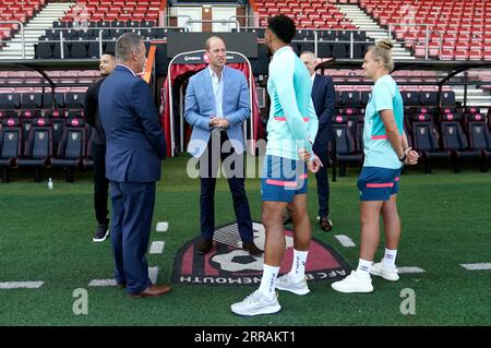 Der Prince of Wales (Mitte) plaudert mit den AFC Bournemouth-Spielern Lloyd Kelly (3. Rechts) und Katie Scadding (rechts) während eines Besuchs im Vitality Stadium des Bournemouth AFC in Dorset, um mehr über die Arbeit des Premier League-Fußballclubs in der Gemeinde zu erfahren, um Menschen zu unterstützen, die von Obdachlosigkeit bedroht sind. und ihr Engagement, diese Arbeit über die nächsten fünf Jahre als Teil des Prinzen-Heimwerksprojekts in Bournemouth, Christchurch und Poole zu verlängern. Bilddatum: Donnerstag, 7. September 2023. Stockfoto