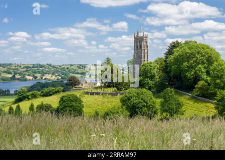 Die Kirche St. Andrew im Dorf Blagdon mit Blick auf den Blagdon Lake Reservoir in der Mendip Hills North Devon Coast National Landscape, North Somerset, England. Stockfoto