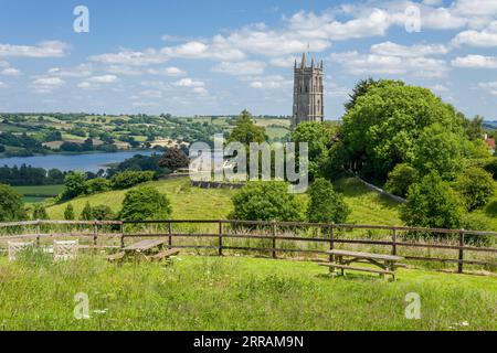 Die Kirche St. Andrew im Dorf Blagdon mit Blick auf den Blagdon Lake Reservoir in der Mendip Hills North Devon Coast National Landscape, North Somerset, England. Stockfoto