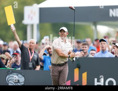 7. September 2023; The K Club, Straffan, County Kildare, Irland: Horizon Irish Open Golf Round 1; Rory McIlroy aus Nordirland beobachtet seinen Abschlag auf dem 9. Loch Stockfoto