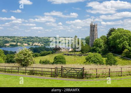 Die Kirche St. Andrew im Dorf Blagdon mit Blick auf den Blagdon Lake Reservoir in der Mendip Hills North Devon Coast National Landscape, North Somerset, England. Stockfoto