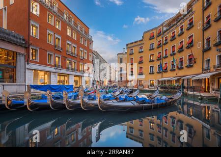 Venedig, Italien mit Gondeln auf den Kanälen. Stockfoto