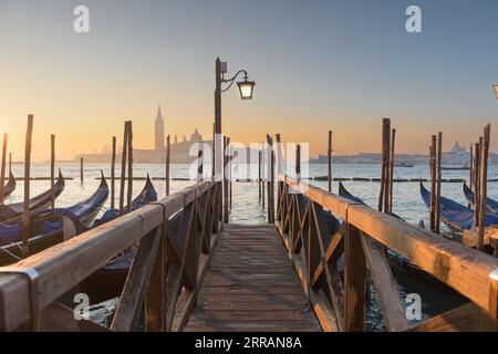 Gondeln in Venedig, Italien bei Sonnenaufgang auf dem Canal Grande. Stockfoto