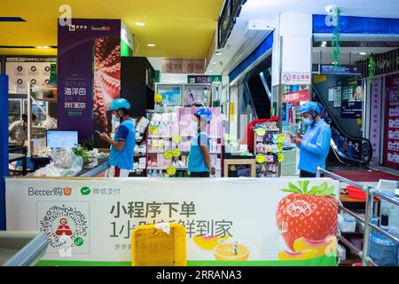 210810 -- ZHANGJIAJIE, 10. August 2021 -- Liefermänner warten auf die Abholung von Kundenbestellungen in einem Supermarkt im Bezirk Yongding in Zhangjiajie, Provinz Hunan in Zentralchina, 5. August 2021. Zwischen Juli 29 und 9. August wurden in Zhangjiajie insgesamt 53 lokal übertragene bestätigte Fälle gemeldet. Die Stadt verfügt nun über drei Hochrisikogebiete und 11 Gebiete mit mittlerem Risiko für COVID-19. CHINA-HUNAN-ZHANGJIAJIE-COVID-19 CN ChenxSihan PUBLICATIONxNOTxINxCHN Stockfoto