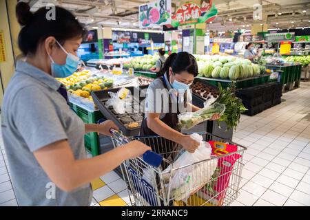 210810 -- ZHANGJIAJIE, 10. August 2021 -- Mitarbeiter erfüllen Kundenbestellungen in einem Supermarkt im Bezirk Yongding in Zhangjiajie, Provinz Hunan in Zentralchina, 5. August 2021. Zwischen Juli 29 und 9. August wurden in Zhangjiajie insgesamt 53 lokal übertragene bestätigte Fälle gemeldet. Die Stadt verfügt nun über drei Hochrisikogebiete und 11 Gebiete mit mittlerem Risiko für COVID-19. CHINA-HUNAN-ZHANGJIAJIE-COVID-19 CN ChenxSihan PUBLICATIONxNOTxINxCHN Stockfoto