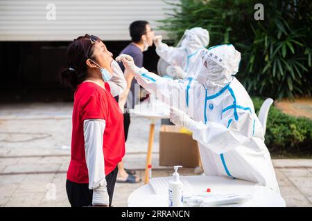 210810 -- ZHANGJIAJIE, 10. Aug. 2021 -- medizinische Arbeiter nehmen Abstrichproben von Bewohnern für COVID-19-Nukleinsäuretests in Zhangjiajie, zentralchinesische Provinz Hunan, 4. Aug. 2021. Zwischen Juli 29 und 9. August wurden in Zhangjiajie insgesamt 53 lokal übertragene bestätigte Fälle gemeldet. Die Stadt verfügt nun über drei Hochrisikogebiete und 11 Gebiete mit mittlerem Risiko für COVID-19. CHINA-HUNAN-ZHANGJIAJIE-COVID-19 CN ChenxSihan PUBLICATIONxNOTxINxCHN Stockfoto