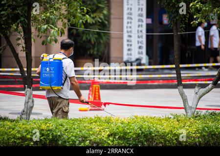 210810 -- ZHANGJIAJIE, 10. August 2021 -- Ein Mitarbeiter desinfiziert die Straßen einer Gemeinde im Bezirk Yongding von Zhangjiajie, Provinz Hunan in Zentralchina, 9. August 2021. Zwischen Juli 29 und 9. August wurden in Zhangjiajie insgesamt 53 lokal übertragene bestätigte Fälle gemeldet. Die Stadt verfügt nun über drei Hochrisikogebiete und 11 Gebiete mit mittlerem Risiko für COVID-19. CHINA-HUNAN-ZHANGJIAJIE-COVID-19 CN ChenxSihan PUBLICATIONxNOTxINxCHN Stockfoto