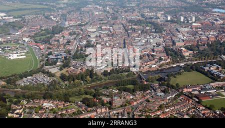 Luftaufnahme von Handbridge (einem Stadtteil von Chester am Südufer des Flusses Dee) mit Blick auf die Bridge Street nach Chester jenseits des Flusses Stockfoto