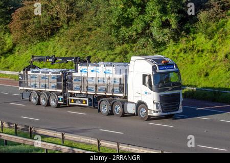 Gary Fletcher Transport Limited, mit DurOx Porenbeton, Fundamente für die Verwendung unter DPC als Ersatz für herkömmliche Hohlraumwände. Volvo FH Pritschenwagen auf der Autobahn M6, Großbritannien Stockfoto