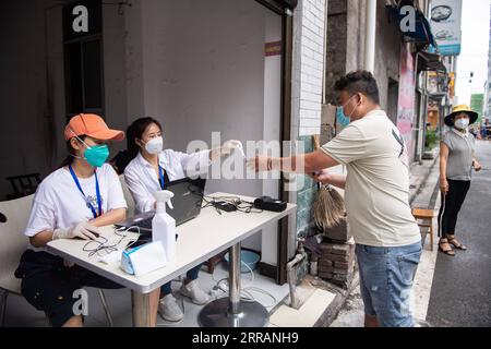 210810 -- ZHANGJIAJIE, 10. August 2021 -- Ein Mann nimmt ein Reagenzglas für COVID-19-Nukleinsäuretests in Zhangjiajie, Provinz Hunan in Zentralchina, 10. August 2021. Seit dem jüngsten Wiederauftreten von COVID-19 in Zhangjiajie im Juli 29 hat die Stadt 53 lokal übertragene bestätigte Fälle gemeldet, und drei asymptomatische Träger werden derzeit medizinisch beobachtet. CHINA-HUNAN-ZHANGJIAJIE-COVID-19-MASSENTESTS CN CHENXSIHAN PUBLICATIONXNOTXINXCHN Stockfoto