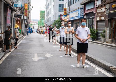 210810 -- ZHANGJIAJIE, 10. August 2021 -- Bürger halten soziale Distanz, während sie auf COVID-19-Nukleinsäuretests in Zhangjiajie, Provinz Hunan in Zentralchina, 10. August 2021 warten. Seit dem jüngsten Wiederauftreten von COVID-19 in Zhangjiajie im Juli 29 hat die Stadt 53 lokal übertragene bestätigte Fälle gemeldet, und drei asymptomatische Träger werden derzeit medizinisch beobachtet. CHINA-HUNAN-ZHANGJIAJIE-COVID-19-MASSENTESTS CN CHENXSIHAN PUBLICATIONXNOTXINXCHN Stockfoto