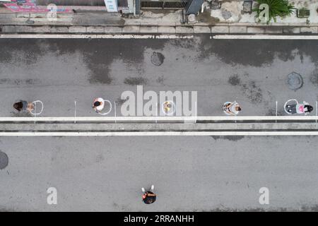 210810 -- ZHANGJIAJIE, 10. August 2021 -- Luftbild zeigt Bürger, die in sozialen Entfernungsmarkern stehen, während sie auf COVID-19-Nukleinsäuretests in Zhangjiajie, Provinz Hunan in Zentralchina, 10. August 2021 warten. Seit dem jüngsten Wiederauftreten von COVID-19 in Zhangjiajie im Juli 29 hat die Stadt 53 lokal übertragene bestätigte Fälle gemeldet, und drei asymptomatische Träger werden derzeit medizinisch beobachtet. CHINA-HUNAN-ZHANGJIAJIE-COVID-19-MASSENTESTS CN CHENXSIHAN PUBLICATIONXNOTXINXCHN Stockfoto