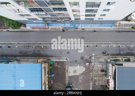 210810 -- ZHANGJIAJIE, 10. August 2021 -- Luftbild zeigt Bürger, die in sozialen Entfernungsmarkern stehen, während sie auf COVID-19-Nukleinsäuretests in Zhangjiajie, Provinz Hunan in Zentralchina, 10. August 2021 warten. Seit dem jüngsten Wiederauftreten von COVID-19 in Zhangjiajie im Juli 29 hat die Stadt 53 lokal übertragene bestätigte Fälle gemeldet, und drei asymptomatische Träger werden derzeit medizinisch beobachtet. CHINA-HUNAN-ZHANGJIAJIE-COVID-19-MASSENTESTS CN CHENXSIHAN PUBLICATIONXNOTXINXCHN Stockfoto