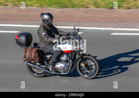 Royal Enfield Motorrad 650 ccm Twin Interceptor, Tank-Logo weiß-rote Seitendetails des Vintage indischen Custom Edition Motorrad. Continental GT 650 Stockfoto