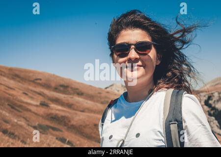 Porträt einer jungen Frau beim Trekking Stockfoto