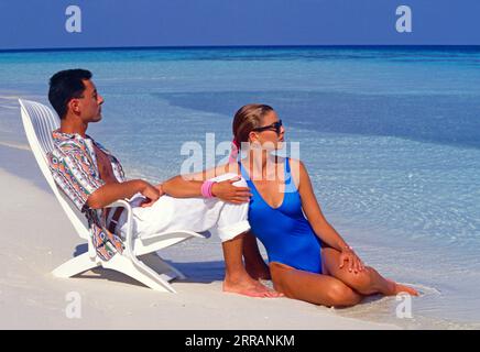Malediven. Junges Paar. Mann und Frau am Strand. Stockfoto