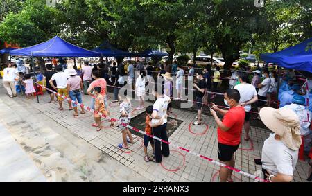 210811 -- HAIKOU, 11. Aug. 2021 -- Menschen stehen für COVID-19-Nukleinsäuretests an einem COVID-19-Nukleinsäuretest-Standort in Yunlong Township von Haikou, Südchinesische Provinz Hainan, 11. Aug. 2021 an. Yunlong startete am Mittwoch seine dreifache Runde von Massennukleinsäuretests. CHINA-HAIKOU-YUNLONG-COVID-19-TESTING CN YANGXGUANYU PUBLICATIONXNOTXINXCHN Stockfoto