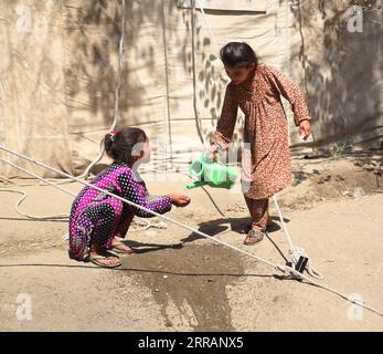 210811 -- KABUL, 11. August 2021 -- afghanische Vertriebene Kinder, die während der Kämpfe aus ihren Häusern geflohen sind, suchen Zuflucht in einem öffentlichen Park in Kabul, Afghanistan, 11. August 2021. In der afghanischen Hauptstadt Kabul kamen Tausende von Vertriebenen aus der nördlichen Region, die in offenen Parkanlagen und öffentlichen Parks lebten. DAZU noch: 2 weitere Provinzhauptstädte fallen den Taliban in N. Afghanistan zur Hand Foto von /Xinhua AFGHANISTAN-KABUL-DISPLACED PEOPLE SayedxMominzadah PUBLICATIONxNOTxINxCHN Stockfoto