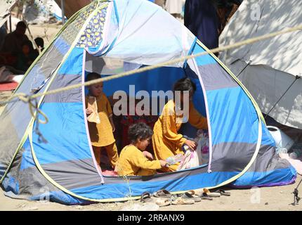 210811 -- KABUL, 11. August 2021 -- afghanische Vertriebene Kinder, die während der Kämpfe aus ihren Häusern geflohen sind, suchen Zuflucht in einem öffentlichen Park in Kabul, Afghanistan, 11. August 2021. In der afghanischen Hauptstadt Kabul kamen Tausende von Vertriebenen aus der nördlichen Region, die in offenen Parkanlagen und öffentlichen Parks lebten. DAZU noch: 2 weitere Provinzhauptstädte fallen den Taliban in N. Afghanistan zur Hand Foto von /Xinhua AFGHANISTAN-KABUL-DISPLACED PEOPLE SayedxMominzadah PUBLICATIONxNOTxINxCHN Stockfoto