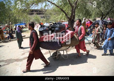 210811 -- KABUL, 11. August 2021 -- afghanische Vertriebene, die während der Kämpfe aus ihren Häusern geflohen sind, tragen ihr hab und gut in einem öffentlichen Park in Kabul, Afghanistan, 11. August 2021. In der afghanischen Hauptstadt Kabul kamen Tausende von Vertriebenen aus der nördlichen Region, die in offenen Parkanlagen und öffentlichen Parks lebten. DAZU noch: 2 weitere Provinzhauptstädte fallen den Taliban in N. Afghanistan zur Hand Foto von /Xinhua AFGHANISTAN-KABUL-DISPLACED PEOPLE SayedxMominzadah PUBLICATIONxNOTxINxCHN Stockfoto