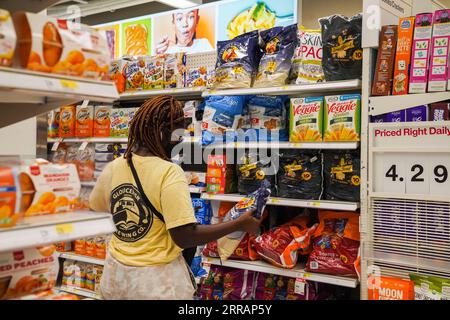 210812 -- NEW YORK, 12. August 2021 -- Ein Kunde wählt Waren in einem Supermarkt in New York, USA, 11. August 2021. Im Hinblick auf die Wirtschaft stieg der US-Verbraucherpreisindex, ein Maß für die Inflation, im Juli um 0,5 Prozent, was einem Anstieg von 5,4 Prozent gegenüber dem Vorjahr entspricht, berichtete das Arbeitsministerium am Mittwoch, was in etwa den Marktschätzungen entsprach. Der so genannte Kern-VPI, der Energie und Lebensmittel ausschließt, stieg im vergangenen Monat um 0,3 Prozent, was einem Anstieg von 4,3 Prozent gegenüber dem Vorjahr entspricht, so der Bericht. US-ECONOMY-CPI WangxYing PUBLICATIONxNOTxINxCHN Stockfoto