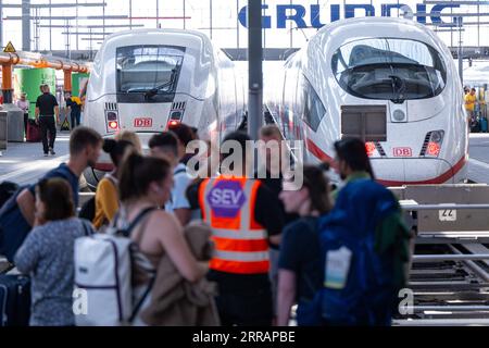 München, Deutschland. September 2023. Reisende fragen einen Bahnmitarbeiter (Zentrum) am Hauptbahnhof nach Informationen. Nach Oberleitungsschäden in München werden Fernverkehrszüge vom und zum Münchner Hauptbahnhof eingestellt. Lennart Preiss/dpa/Alamy Live News Stockfoto