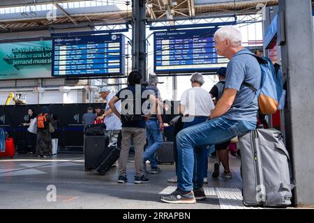 München, Deutschland. September 2023. Reisende warten vor einer Anzeigetafel am Hauptbahnhof. Nach einem Oberleitungsschaden in München wurde der Fernverkehr vom und zum Münchner Hauptbahnhof eingestellt. Lennart Preiss/dpa/Alamy Live News Stockfoto