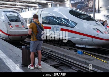 München, Deutschland. September 2023. Ein Fahrgast steht auf dem Bahnsteig am Hauptbahnhof. Nach einem Oberleitungsschaden in München wurde der Fernverkehr vom und zum Münchner Hauptbahnhof eingestellt. Lennart Preiss/dpa/Alamy Live News Stockfoto