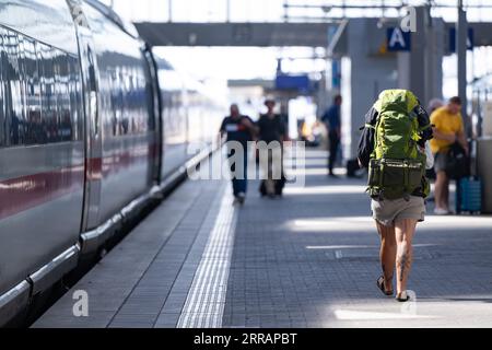 München, Deutschland. September 2023. Ein Passagier geht am Bahnsteig im Hauptbahnhof entlang. Nach Oberleitungsschäden in München werden Fernverkehrszüge vom und zum Münchner Hauptbahnhof eingestellt. Lennart Preiss/dpa/Alamy Live News Stockfoto