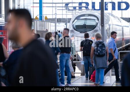 München, Deutschland. September 2023. Reisende warten am Gleis im Hauptbahnhof. Nach einem Oberleitungsschaden in München wurde der Fernverkehr vom und zum Münchner Hauptbahnhof eingestellt. Lennart Preiss/dpa/Alamy Live News Stockfoto
