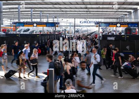 München, Deutschland. September 2023. Reisende strömen durch die Bahnhofshalle am Hauptbahnhof. Nach Oberleitungsschäden in München werden Fernverkehrszüge vom und zum Münchner Hauptbahnhof eingestellt. Lennart Preiss/dpa/Alamy Live News Stockfoto