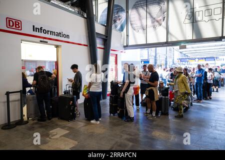 München, Deutschland. September 2023. Reisende stehen am Informationsschalter am Hauptbahnhof an. Nach einem Oberleitungsschaden in München wurde der Fernverkehr vom und zum Münchner Hauptbahnhof eingestellt. Lennart Preiss/dpa/Alamy Live News Stockfoto