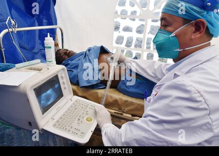 210816 -- YAOUNDE, 16. August 2021 -- Ein chinesischer Arzt führt eine Ultraschalluntersuchung an einem Patienten in Bangante, Kamerun, 12. August 2021 durch. ZU GEHEN MIT Feature: Chinesische Ärzte mutig COVID-19 zu behandeln Patienten in WESTKAMERUN-BANGANTE-CHINESE MEDICAL TEAM-FREE BERATUNG UND BEHANDLUNG Kepseu PUBLICATIONxNOTxINxCHN Stockfoto