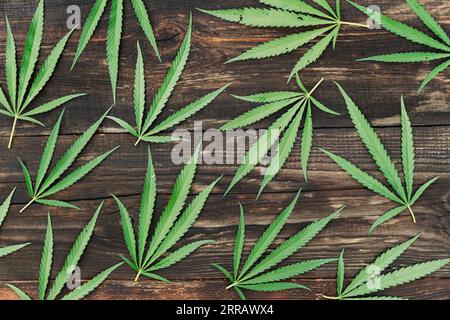 Cannabisblatt auf hölzernem Hintergrund. Cannabis Texture Marihuana Blatt Hintergrund. Getrocknete Blatttropfen zur Herstellung von leichten Medikamenten Stockfoto