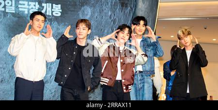 (L-R) Sehun, Chen, Xiumin, Chanyeol und Baekhyun (EXO), 25. Juli 2023: Mitglieder der südkoreanischen Boygroup EXO posieren bei einer Veranstaltung vor einer VIP-Vorschau des südkoreanischen Films 'The Moon' in Seoul, Südkorea. Quelle: Lee Jae-Won/AFLO/Alamy Live News Stockfoto