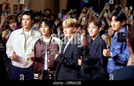 (L-R) Sehun, Xiumin, Baekhyun, Chen und Chanyeol (EXO), 25. Juli 2023: Mitglieder der südkoreanischen Boygroup EXO posieren bei einer Veranstaltung vor einer VIP-Vorschau des südkoreanischen Films 'The Moon' in Seoul, Südkorea. Quelle: Lee Jae-Won/AFLO/Alamy Live News Stockfoto