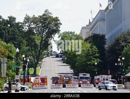 210819 -- WASHINGTON, 19. August 2021 -- am 19. August 2021 werden Einsatzfahrzeuge in der Nähe des Kapitols in Washington, D.C. in den Vereinigten Staaten gesehen. Mehrere Gebäude auf dem Capitol Hill, darunter das Gebäude, in dem sich der Oberste Gerichtshof der Vereinigten Staaten befand, wurden am Donnerstagmorgen evakuiert, da die US-Kapitolpolizei USCP und andere Behörden eine aktive Bombendrohung in der Nähe untersuchen. U.S.-WASHINGTON, D.C.-CAPITOL HILL-BOMB THREAT LIUXJIE PUBLICATIONXNOTXINXCHN Stockfoto