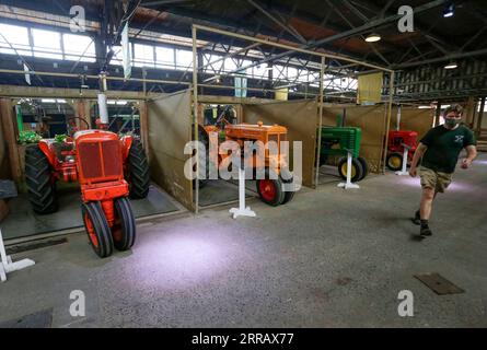 210820 -- VANCOUVER, 20. August 2021 -- Traktoren werden während der Presseveranstaltung über die 111. Pacific National Exhibition PNE Fair in Vancouver, Kanada, 19. August 2021 gezeigt. Die 111. PNE-Messe fand vom 21. August bis 6. September statt. Foto von /Xinhua CANADA-VANCOUVER-PNE FAIR LiangxSen PUBLICATIONxNOTxINxCHN Stockfoto