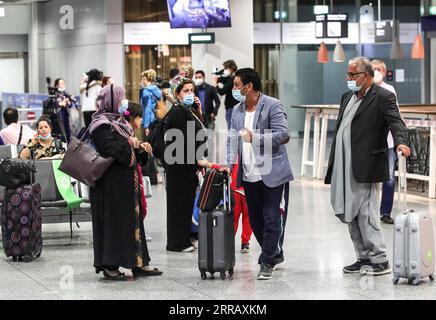 Hessen, Ankunft von Geflüchteten aus Afghanistan in Frankfurt 210820 -- FRANKFURT, 20. Aug. 2021 -- Passagiere eines Fluges von Lufthansa, der Evakuierte aus Afghanistan bringt, kommen am Frankfurt International Airport in Frankfurt, Deutschland, 20. Aug. 2021 an. Foto von /Xinhua DEUTSCHLAND-FRANKFURT-AFGHANISTAN-EVAKUIERTE ArmandoxBabani PUBLICATIONxNOTxINxCHN Stockfoto