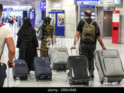 Hessen, Ankunft von Geflüchteten aus Afghanistan in Frankfurt 210820 -- FRANKFURT, 20. Aug. 2021 -- Passagiere eines Fluges von Lufthansa, der Evakuierte aus Afghanistan bringt, kommen am Frankfurt International Airport in Frankfurt, Deutschland, 20. Aug. 2021 an. Foto von /Xinhua DEUTSCHLAND-FRANKFURT-AFGHANISTAN-EVAKUIERTE ArmandoxBabani PUBLICATIONxNOTxINxCHN Stockfoto