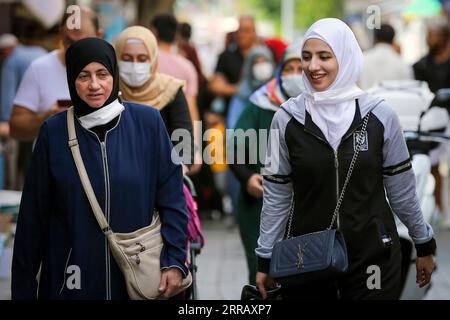 210820 -- ISTANBUL, 20. Aug. 2021 -- am 18. Aug. 2021 laufen Menschen in einer Marktzone des Fatih-Viertels in Istanbul, Türkei. Ein Großteil der Geschäfte in dieser Marktzone im europäischen Teil Istanbuls gehören Flüchtlingen, meist Syrern, die in die Stadt strömten, mit dem Traum, besser zu leben. In der Türkei leben laut offiziellen Angaben über 4 Millionen Flüchtlinge, darunter 3,6 Millionen Syrer. Experten sind jedoch der Ansicht, dass die Zahl der Migranten ohne Papiere viel höher ist. Foto von /Xinhua TO GO WITH Feature: Flüchtlinge nehmen neues Leben in Istanbul auf, stellen aber neue Herausforderungen TÜRKEI-ISTA Stockfoto